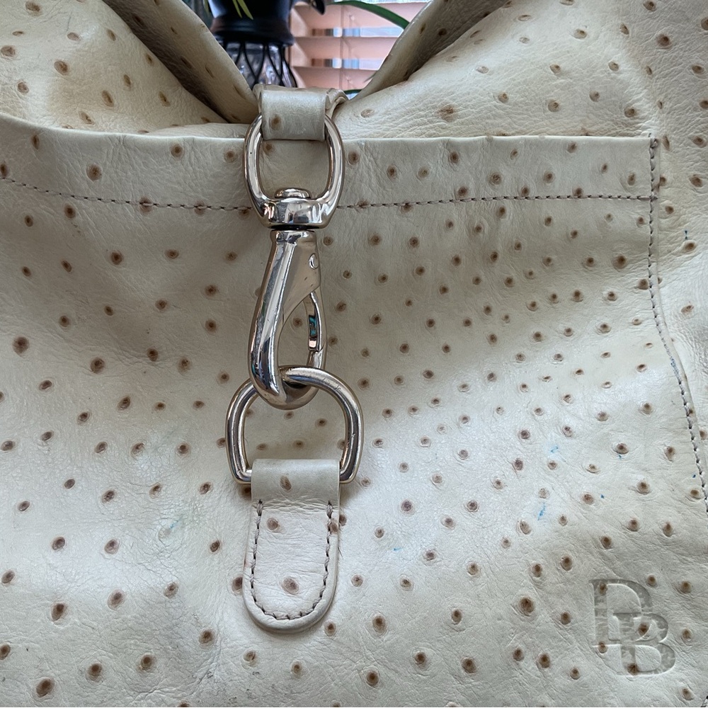 Dooney & Bourke ostrich leather sac handbag. - Picture 4 of 11